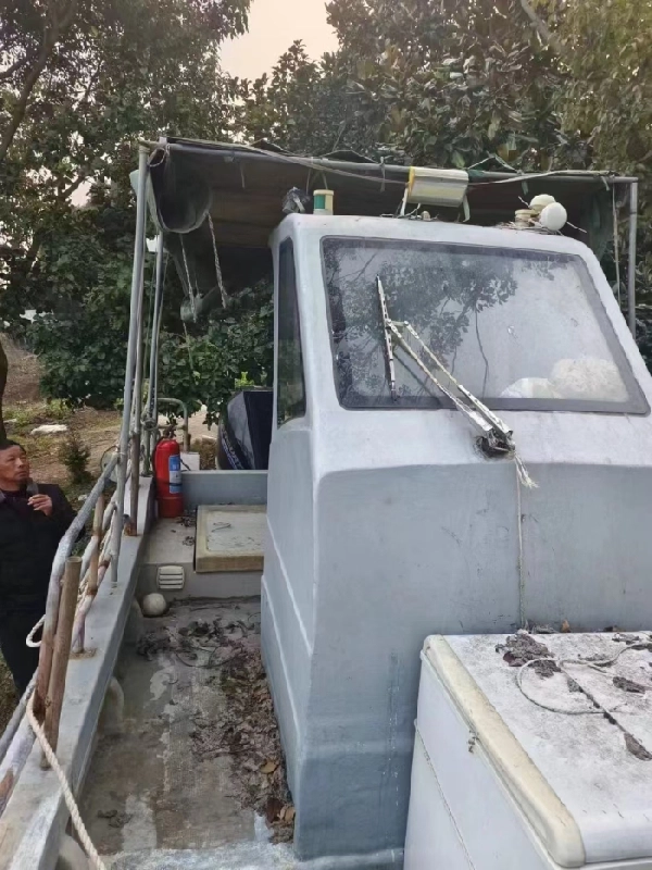 A4497 出一条二手玻璃钢艇壳，机器已卖，只剩下艇壳，长11米，宽2.7米，带内置不锈钢大油箱800升，客户急出，低价转让，捡漏的速联系，价格绝对让你满意，3.5万 (3)