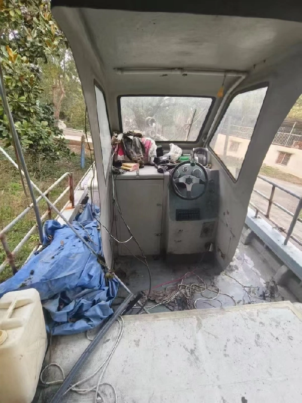 A4497 出一条二手玻璃钢艇壳，机器已卖，只剩下艇壳，长11米，宽2.7米，带内置不锈钢大油箱800升，客户急出，低价转让，捡漏的速联系，价格绝对让你满意，3.5万 (4)