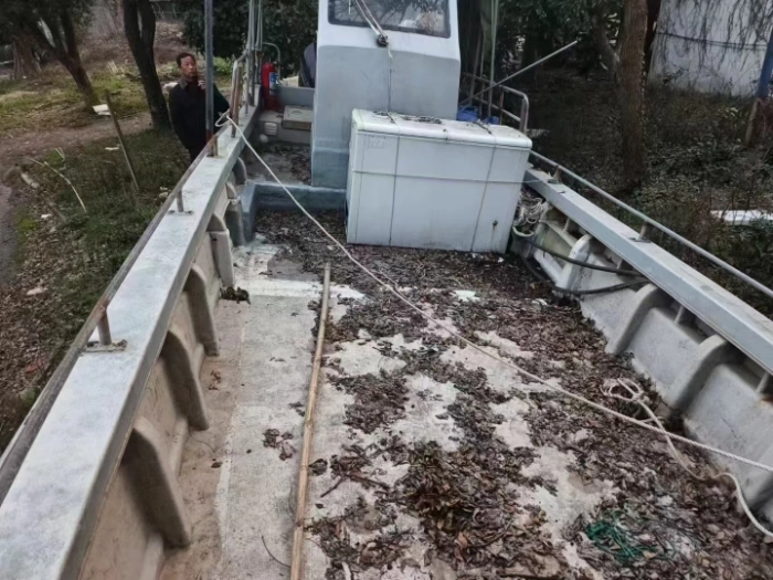 A4497 出一条二手玻璃钢艇壳，机器已卖，只剩下艇壳，长11米，宽2.7米，带内置不锈钢大油箱800升，客户急出，低价转让，捡漏的速联系，价格绝对让你满意，3.5万 (5)