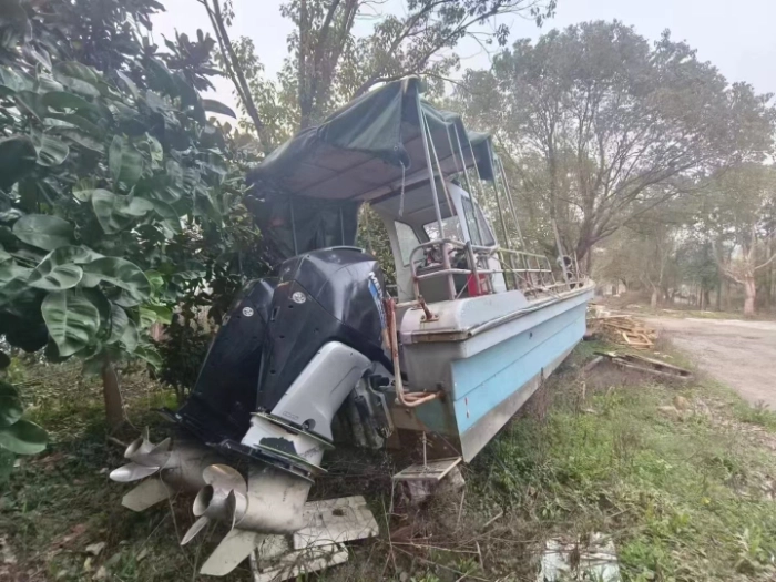 A4497 出一条二手玻璃钢艇壳，机器已卖，只剩下艇壳，长11米，宽2.7米，带内置不锈钢大油箱800升，客户急出，低价转让，捡漏的速联系，价格绝对让你满意，3.5万 (9)