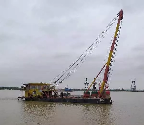 A3423 出售内河80吨起重打桩船，30米长10米宽，2000年建造，250千瓦发电组，90千瓦震动腄，双钳口，ccs证书，全国落户。