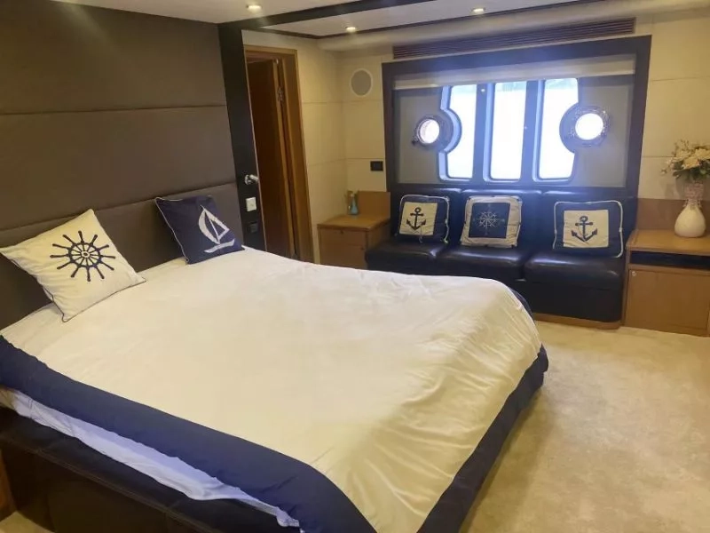 A3236 出售海星83尺豪华游艇一艘，主机卡特c18 两台共2300马力，2011年建造，ccs证书，全国落户。福建看船！ (7)