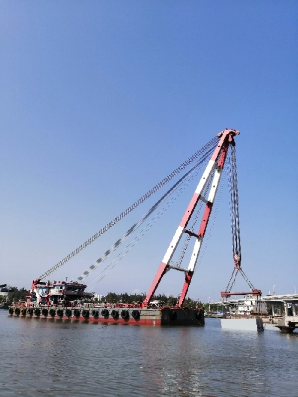 A4510 急售！航行中的“赚钱利器”！广东船籍300吨A型吊船，CCS证书齐全，2007年建造，船况保养极佳！总长45米、宽18米、深3.6米，吃水2米，沿海航区作业无忧！现海南实地作业，随时可看船，抓住商机速联系！船东想380万处理。