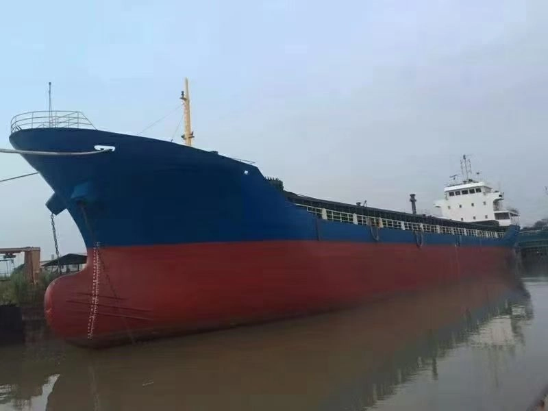 A3018 出售4700吨干货船2004年浙江乐清造,货舱区域设有加强抗扭箱。航 区:近海/A1+A2 船级社:ZC检验
总长:96m,船宽:13.8m,型深:7.4m,满载吃水:6.1m,主机:无锡6300:1470KW2000马力
经济航速:9.5节