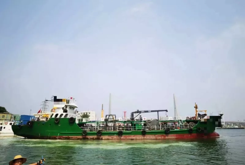 A3957 出售900吨沿海油船一艘
造完工日期 2012-12-27
总长	52.30	船长	48.00	m	满载水线长	49.30	m	
船宽	9.20	m	型深	4.20	m	空载吃水	2.480	
满载吃水	3.500	m	满载排水量	1286.900	空船排水量	387.520	
参考载货量	899