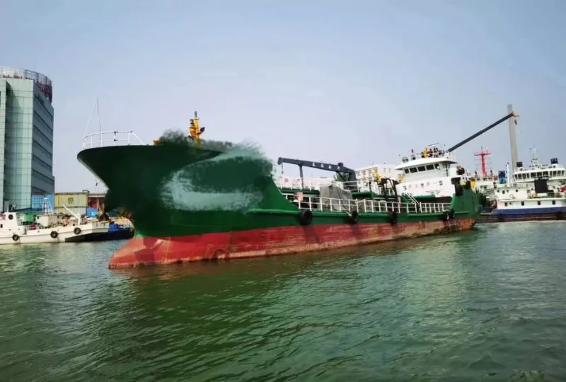 A3957 出售900吨沿海油船一艘
造完工日期 2012-12-27
总长	52.30	船长	48.00	m	满载水线长	49.30	m	
船宽	9.20	m	型深	4.20	m	空载吃水	2.480	
满载吃水	3.500	m	满载排水量	1286.900	空船排水量	387.520	
参考载货量	899 (2)