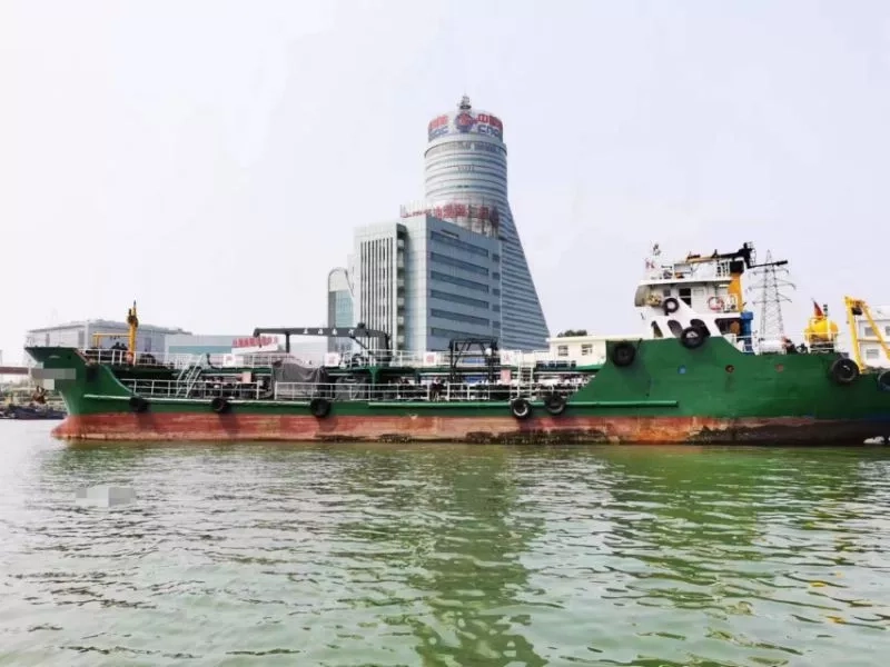 A3957 出售900吨沿海油船一艘
造完工日期 2012-12-27
总长	52.30	船长	48.00	m	满载水线长	49.30	m	
船宽	9.20	m	型深	4.20	m	空载吃水	2.480	
满载吃水	3.500	m	满载排水量	1286.900	空船排水量	387.520	
参考载货量	899 (3)
