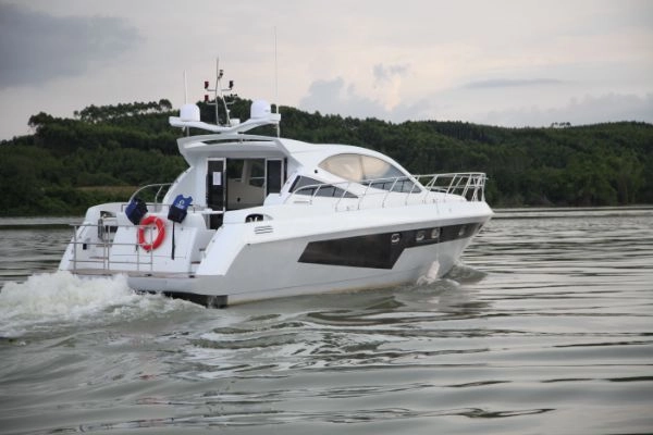 L179 出售52尺高速运动游艇一艘，配潍柴375 双机，高速柴油机，半浸浆推进，豪华装修，全新现船发售。