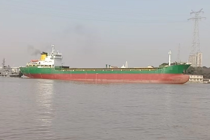 A4364 出售近海9500吨散货船一艘，2007年建造，总长	126.米，宽17.6米，深9米，总吨5965吨，净吨3340吨，主机宜昌柴油机3480马力一台，船东报1150 万