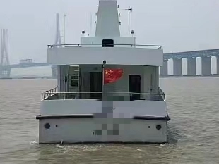 A4039 出售内河32米交通船，建造完工日期2007年05月28
总长32.52米最大船宽6.80m	空载吃水1.320	满载吃水1.400，航区A级 船体材料	钢质
主机额定功率(kW)	456.00x2，奥玛明盘50万 (3)