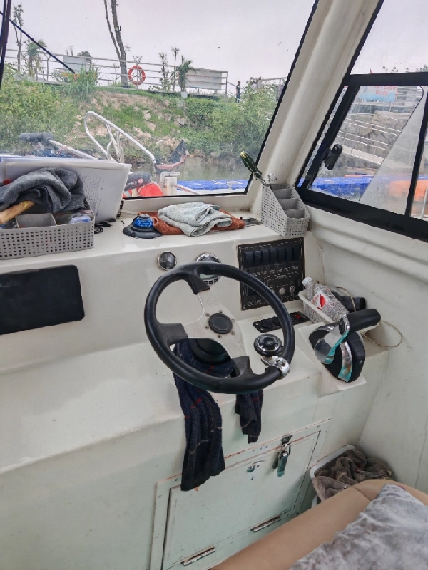 A4424 出售9.33米海珠钓鱼艇一艘，宽2.54米，型深1.3米，水星300挂机一台，1000小时，保养好，带雷达，带夜航，带顶流机，2022年建造，现在卖19.5万，广东中山看船 (6)