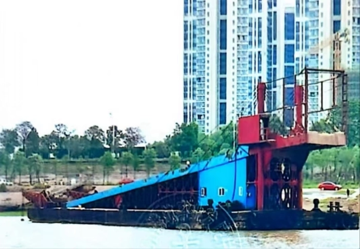 A4567 出售二手钢制T型卸货趸船
船长56米，船宽10米，型深2米，2011年建造，汽车上船卸货，证书齐全有效，支持过户，随时可以勘验船舶