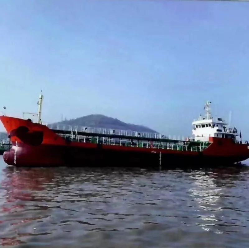A3381 转让2012年3月台州造1000吨油船，证860吨，带锅炉带运力，目前供油，6190主机，原装双壳，实价425万，有需求的速度些。浙江籍。