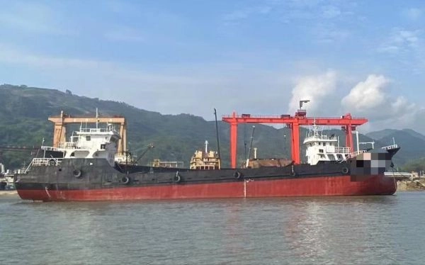 A2975 出售900吨沿海运泥船一艘,2004年建造,zc证书,船况漂亮。
