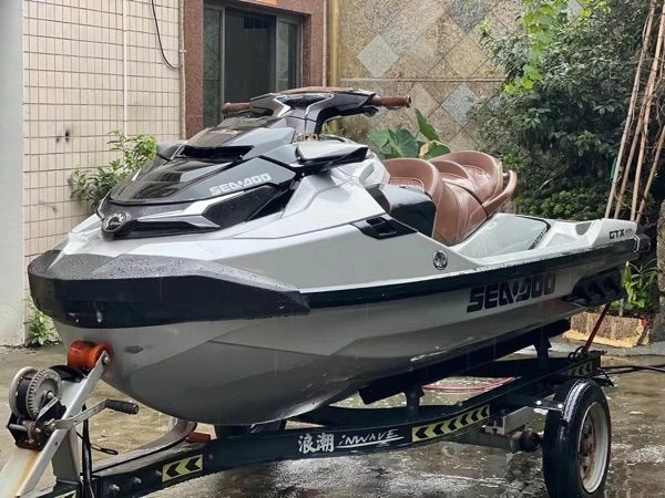 A2848 出售19款庞巴迪GTX300
俗称艇中劳斯莱斯 实表30多个小时 
准新 无拆无修 喜欢别错过 (2)