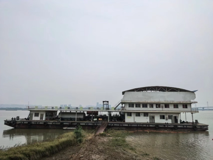 A4568 出售二手520吨双邦单底油囤
船长60米，船宽12米，型深2.55米，2016年建造，油囤 载货量520吨，证书齐全有效，支持过户，随时可以勘验船舶