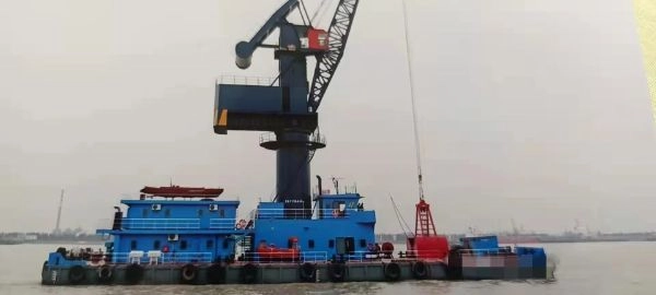 Z008出售浮吊船，双250，2019年11月份建成，船籍江苏，尺寸49.8㐅19，8㐅3，4米。开船主机8170X2，证书每台353千瓦，实际是每台820马力，主发电机组8200，1104千瓦，带西门子930千瓦电机，桶高16，8米，大臂长度40米配25方抓斗，ZC近海航区