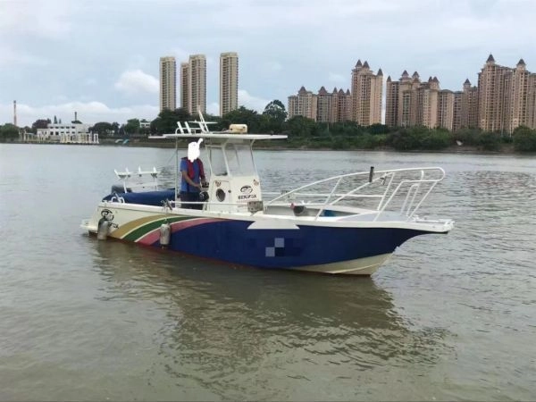 A2918 出售海洋5个厚镁铝合金海狐钓鱼艇,单机小挑战者一条,ccs三证齐全,铃木140匹,时间400多小时,已年检好,回来可以直接使用,带拖车一起,出海做生意不错的好艇。