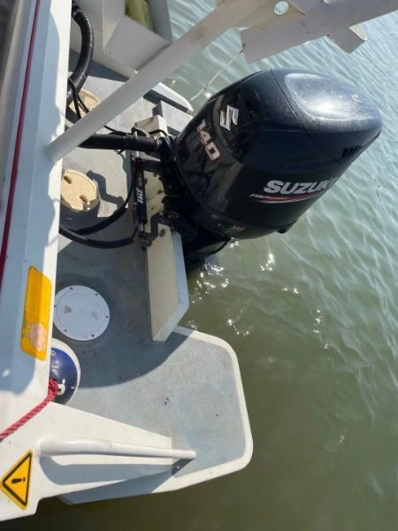 A2918 出售海洋5个厚镁铝合金海狐钓鱼艇，单机小挑战者一条，ccs三证齐全，铃木140匹，时间400多小时，已年检好，回来可以直接使用，带拖车一起，出海做生意不错的好艇。 (3)
