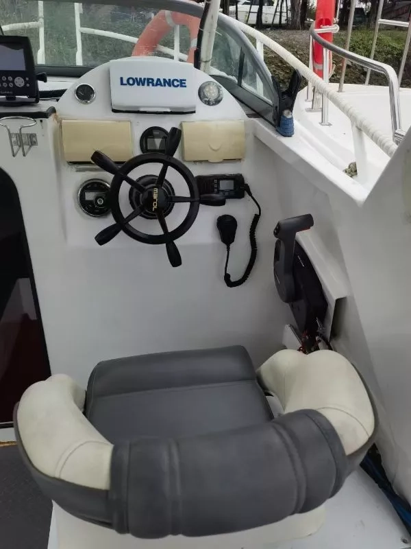 A3195 出售铝合金钓鱼艇，长6米，宽3米，配雅马哈200匹45小时，有睡仓，有跳水板，带CCS三证，四类航区。 (4)