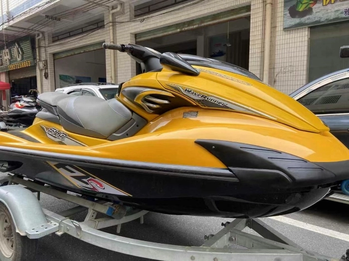 A4494 最新到家 飞人神器雅马哈FZS 1.8T 涡轮增压 手动倒档 全艇原版原漆 发动机无拆修 纯淡水使用78小时 机器暴躁随时爆表 艇底完美没有碰撞 外观精神刚大保养 到手不用投资 支持全国物流