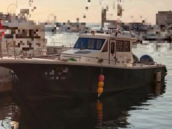 A2907 出售12.8米钓鱼艇，宽3.2米雅马哈300双机，发动机工作380小时左右继续增加中，此船原装雅马哈模具出品，抗风，安全性能级高，海区，近海，游钓利器！ (4)