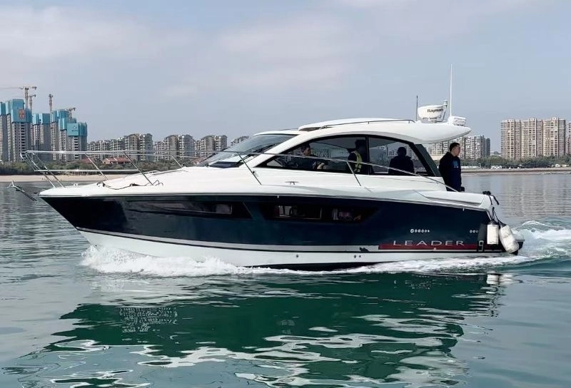 A3753 法国亚诺LEADER9豪华运动游艇出让2012年完工进口VOLVO200HP 柴油发动机两台使用350个小时船舱 : 2房一卫电动天窗雷达导航，AISJoy stick（万向杆）可实现360度旋转，横移游艇刚做完保养 一直有浮架停放CCS证书齐全 三类 可全国过户