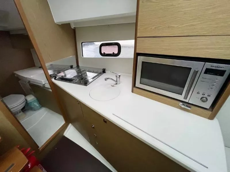 A3753 法国亚诺LEADER9豪华运动游艇出让2012年完工进口VOLVO200HP 柴油发动机两台使用350个小时船舱 : 2房一卫电动天窗雷达导航，AISJoy stick（万向杆）可实现360度旋转，横移游艇刚做完保养 一直有浮架停放CCS证书齐全 三类 可全国过户 (11)