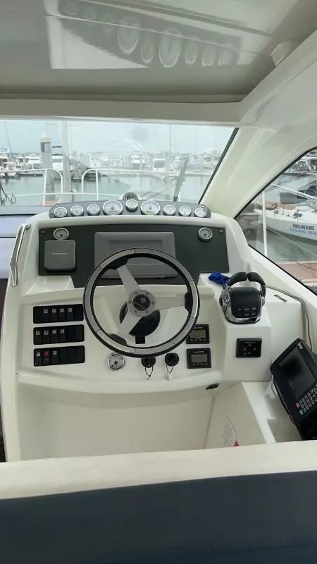 A3753 法国亚诺LEADER9豪华运动游艇出让2012年完工进口VOLVO200HP 柴油发动机两台使用350个小时船舱 : 2房一卫电动天窗雷达导航，AISJoy stick（万向杆）可实现360度旋转，横移游艇刚做完保养 一直有浮架停放CCS证书齐全 三类 可全国过户 (12)