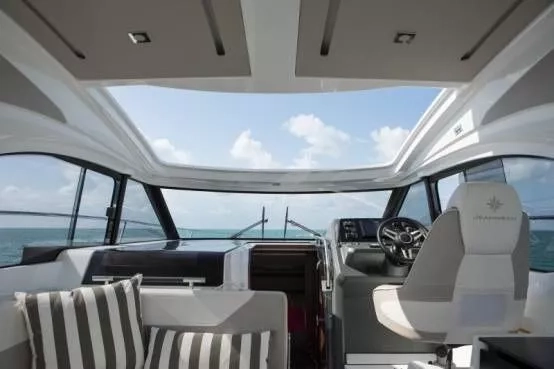 A3753 法国亚诺LEADER9豪华运动游艇出让2012年完工进口VOLVO200HP 柴油发动机两台使用350个小时船舱 : 2房一卫电动天窗雷达导航，AISJoy stick（万向杆）可实现360度旋转，横移游艇刚做完保养 一直有浮架停放CCS证书齐全 三类 可全国过户 (13)