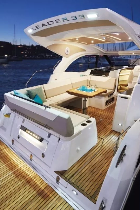 A3753 法国亚诺LEADER9豪华运动游艇出让2012年完工进口VOLVO200HP 柴油发动机两台使用350个小时船舱 : 2房一卫电动天窗雷达导航，AISJoy stick（万向杆）可实现360度旋转，横移游艇刚做完保养 一直有浮架停放CCS证书齐全 三类 可全国过户 (4)