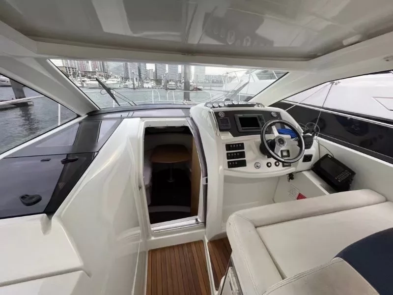 A3753 法国亚诺LEADER9豪华运动游艇出让2012年完工进口VOLVO200HP 柴油发动机两台使用350个小时船舱 : 2房一卫电动天窗雷达导航，AISJoy stick（万向杆）可实现360度旋转，横移游艇刚做完保养 一直有浮架停放CCS证书齐全 三类 可全国过户 (5)