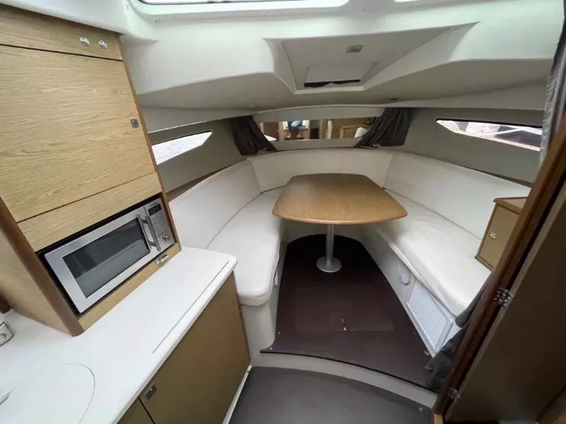 A3753 法国亚诺LEADER9豪华运动游艇出让2012年完工进口VOLVO200HP 柴油发动机两台使用350个小时船舱 : 2房一卫电动天窗雷达导航，AISJoy stick（万向杆）可实现360度旋转，横移游艇刚做完保养 一直有浮架停放CCS证书齐全 三类 可全国过户 (9)
