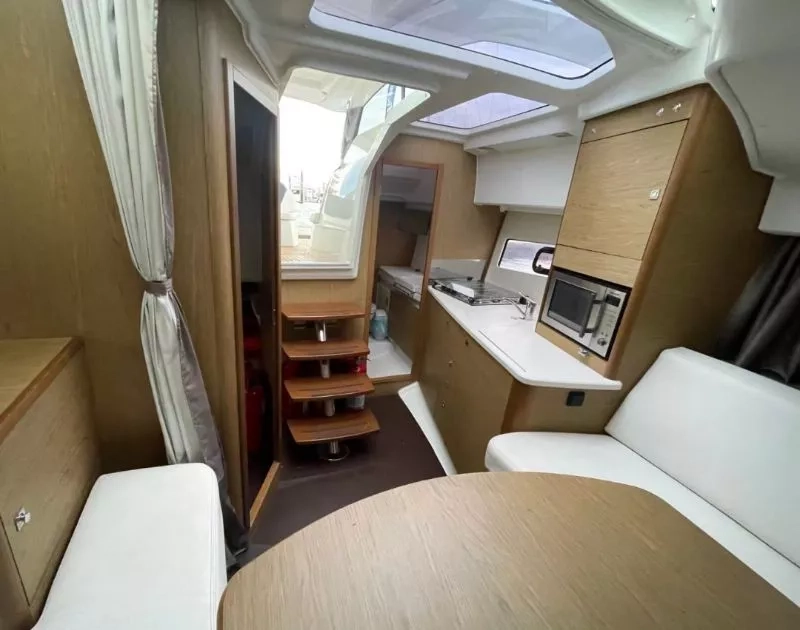 A3753 法国亚诺LEADER9豪华运动游艇出让2012年完工进口VOLVO200HP 柴油发动机两台使用350个小时船舱 : 2房一卫电动天窗雷达导航，AISJoy stick（万向杆）可实现360度旋转，横移游艇刚做完保养 一直有浮架停放CCS证书齐全 三类 可全国过户 (10)