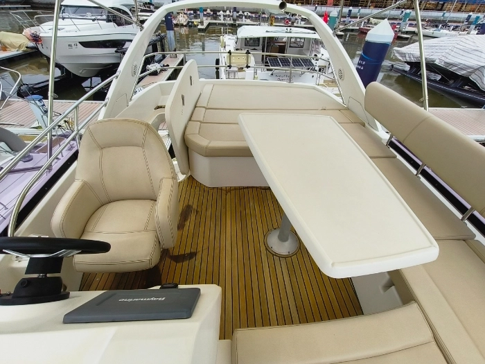 A4049 法国亚诺PRESTIGE40呎飞桥游艇出让
2010年完工（一直陆地展厅停放2021年下水）
艇长11.87米 船宽3.89米
美国CUMMINS380HP发动机两台
美国ONAN7.5KW发电机一台
现发动机使用190个小时
布局2卧2卫 沙龙区宽敞舒适
雷达导航、自动舵
前侧推
CCS三类证书齐全可全国过户 (7)