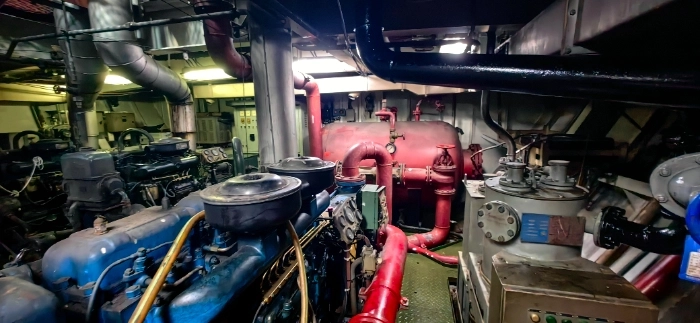 A4093 出售普通沿海拖轮，2001年，27长8.2宽，两台康明斯237kw,ccs船级社，船在江门，价钱可谈。 (4)