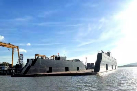 A4128 出售4500吨举力2020年造内河浮船坞一艘	
船舶类型:整体型浮船坞航区:内河A级船检机构:CCS
总长/坞长/船宽/型深:96/86.4/31.2/9.8M
内宽:27.8M
总吨/净吨:6696/3348满载吃水:2.5M空船排水量:1666t
最大下沉吃水:8M举力:4500T
建造时间、地点:2020年7月江门造特检:2026.07
备注:该船坞仅在港内固定作业。