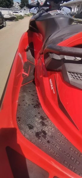 A2856 庞巴迪17款300rxp，6.8w出售
纯淡水使用​实表95小时
发动机处于巅峰状态非常暴力涡轮增压300匹马力，电子倒挡新手也能轻松驾驭，保养已做完到手直接飞艇在北京随时试驾。 (3)